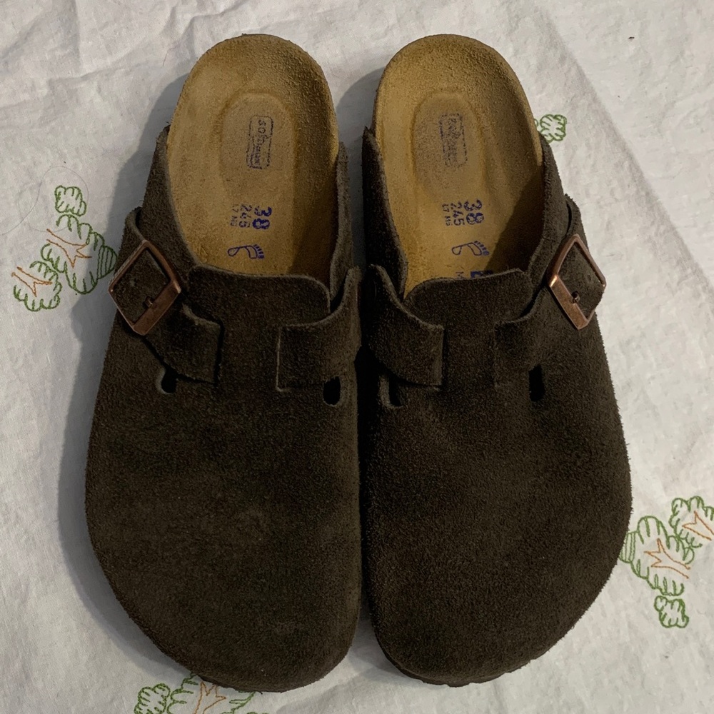 Birkenstock Suede Clog Slip-On in Brown
Unisex size L 7 M 5